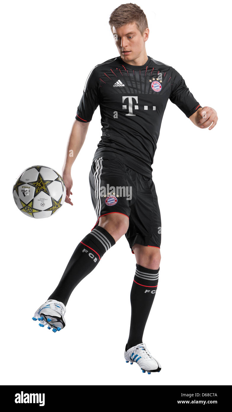 HANDOUT - zeigt ein Handout Bild von Adidas Toni Kroos posiert in New  Jersey des Fußball-Bundesligisten FC Bayern München für die Saison 2012 /  2013 am 9. Juli 2012. Foto: Adidas (-! Stockfotografie - Alamy