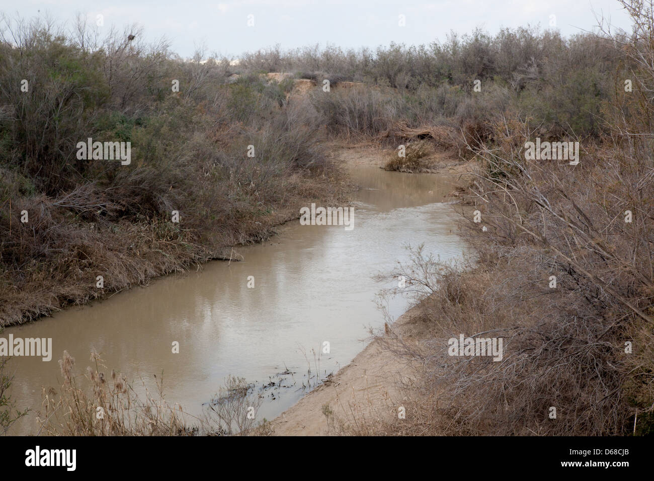 Fluss Jordan, Jordanien, ca. 15. Februar 2013.  Der Jordan River in der Nähe, wo Jesus Taufe war, heute nur einen kleinen schlammigen Bach Stockfoto