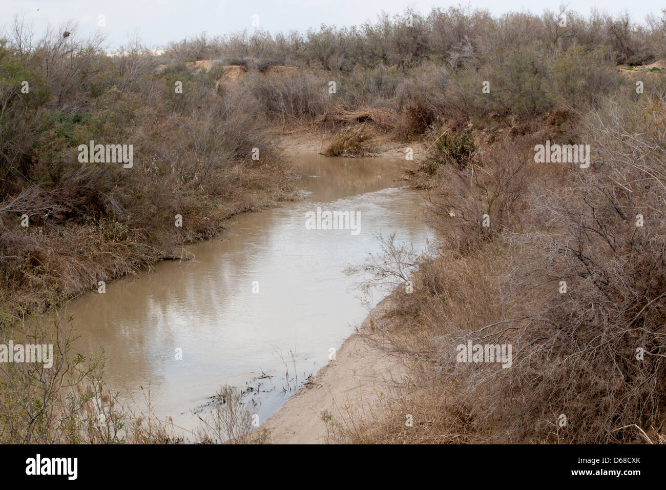 Fluss Jordan, Jordanien, ca. 15. Februar 2013.  Der Jordan River in der Nähe, wo Jesus Taufe war, heute nur einen kleinen schlammigen Bach Stockfoto