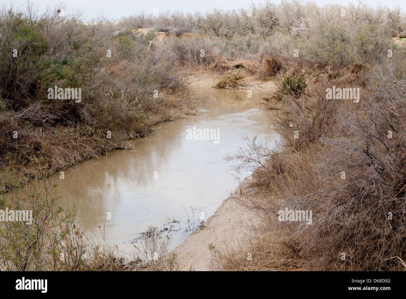 Fluss Jordan, Jordanien, ca. 15. Februar 2013.  Der Jordan River in der Nähe, wo Jesus Taufe war, heute nur einen kleinen schlammigen Bach Stockfoto