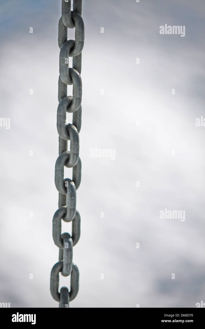 robuste Edelstahl-Kette mit Ringen alle zusammen vertikal Stockfoto