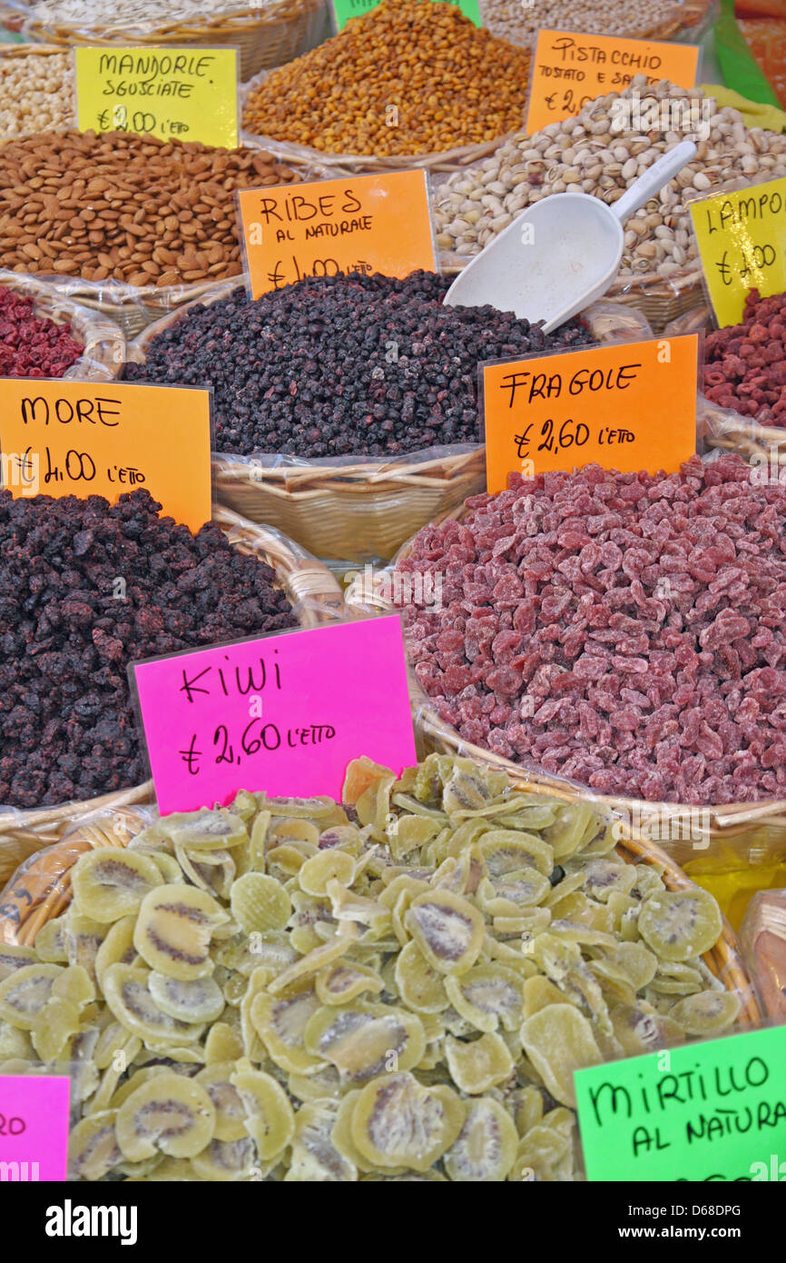 getrocknete Früchte in großen Körben für den Verkauf von lokalen italienischen Market Lebensmittelgeschäft Stockfoto