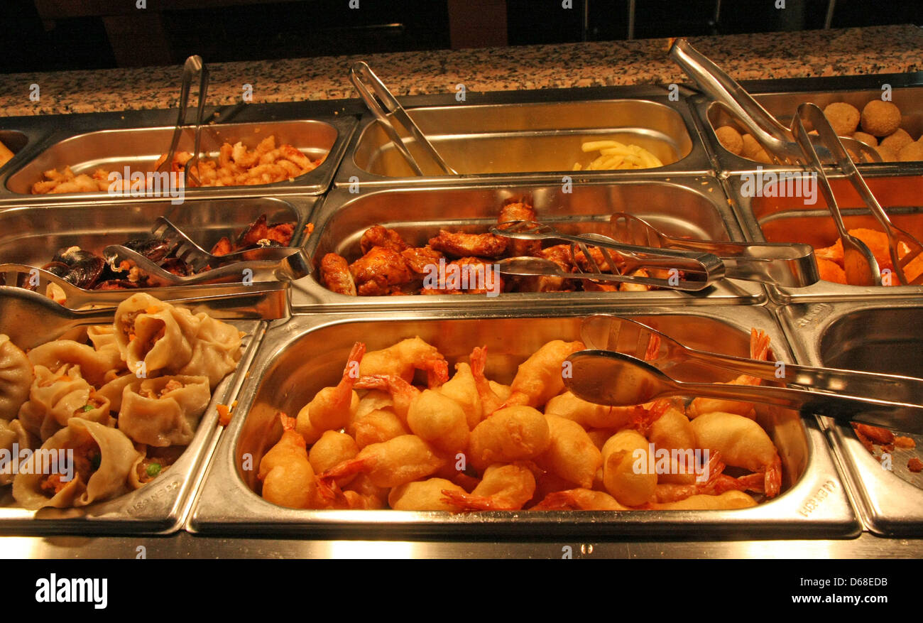 Stahl Behälter gefüllt mit gebratenem Fleisch und Fisch im Self-Service restaurant Stockfoto