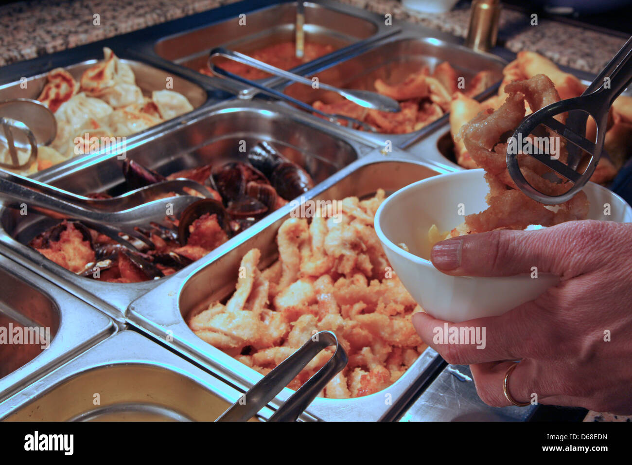 Stahl Behälter gefüllt mit gebratenem Fleisch und Fisch im Self-Service restaurant Stockfoto