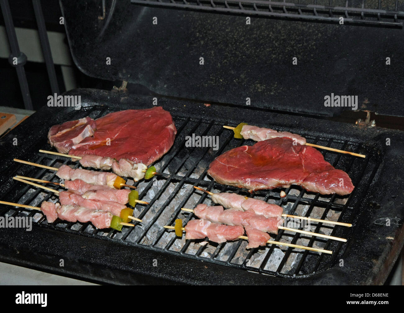 Spieße mit Fleisch und Rindfleisch Filet gegrillt auf dem Grill im Garten Stockfoto