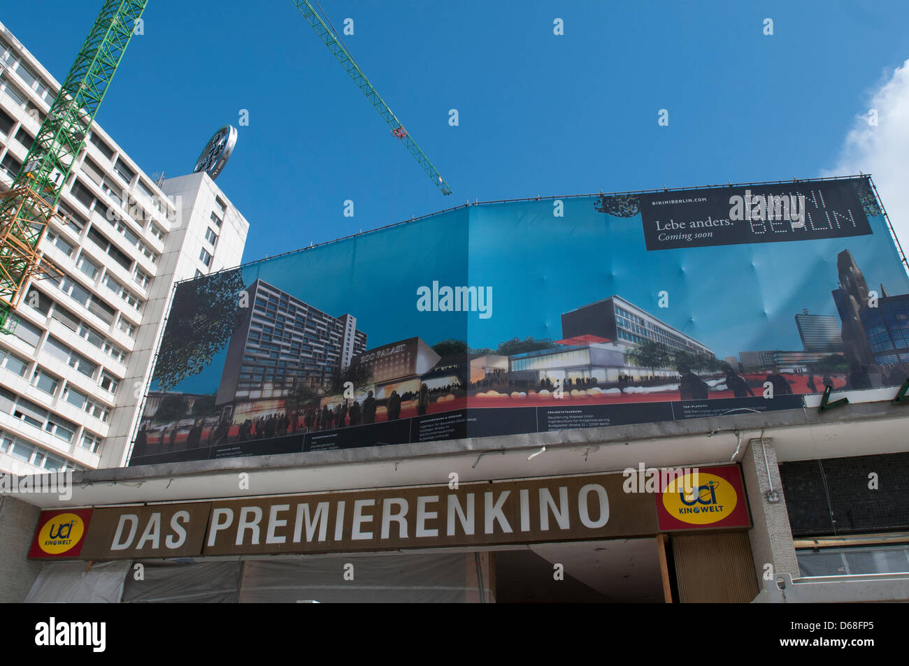 Ein Schild mit der Aufschrift "The Cinema für Premieren" wurde über dem Eingang zum Zoo Palast gelegt, die derzeit im Bau in Berlin, Deutschland, 12. Juli 2012 ist. Filme im Zimmer ohne Klimaanlage scheint ein Konzept der Vergangenheit sein. Kinos werden ausgebaut. CinemaxX-Gründer Flebbe investiert derzeit 4,5 Millionen Euro in das Kino Zoo Palast Stockfoto