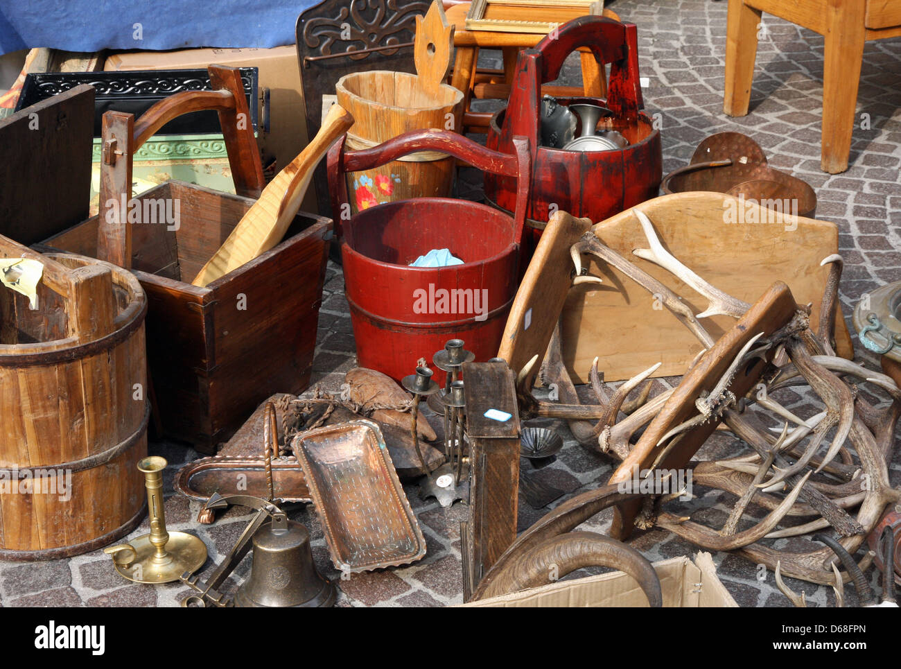Eimer und andere Dinge zum Verkauf in der Antiquitätenmarkt Stockfoto