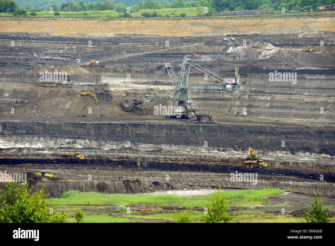 Ein Bagger Minen Braunkohle im Tagebau in Schöningen, Deutschland, 11. Juli 2012. Foto: Holger Hollemann Stockfoto