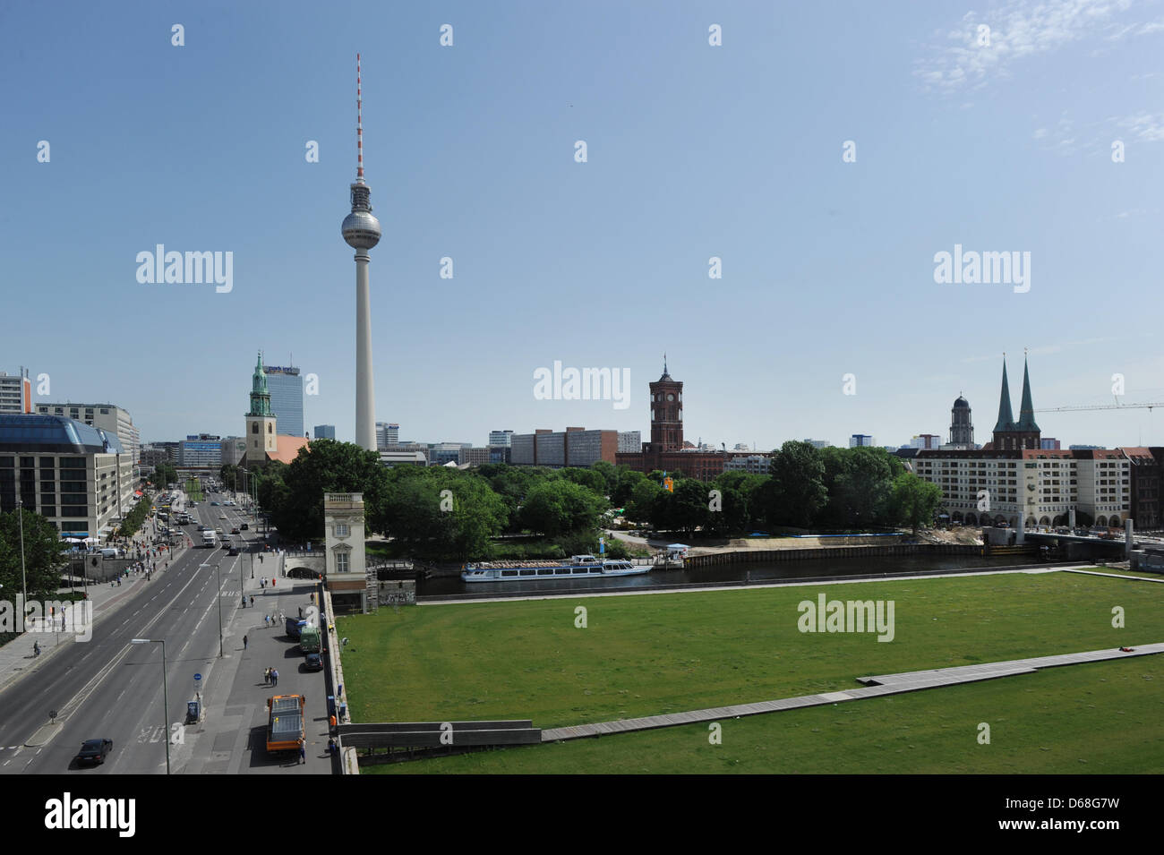 Schlossplatz am Karl-Liebknecht-Straße mit der Marienkirche (L-R), den Fernsehturm, Rathaus und das Nikolaiviertel ist von der Humboldt-Box in der historischen Mitte Berlins, Deutschland, 2. Juli 2012 gesehen. Foto: Jens Kalaene Stockfoto