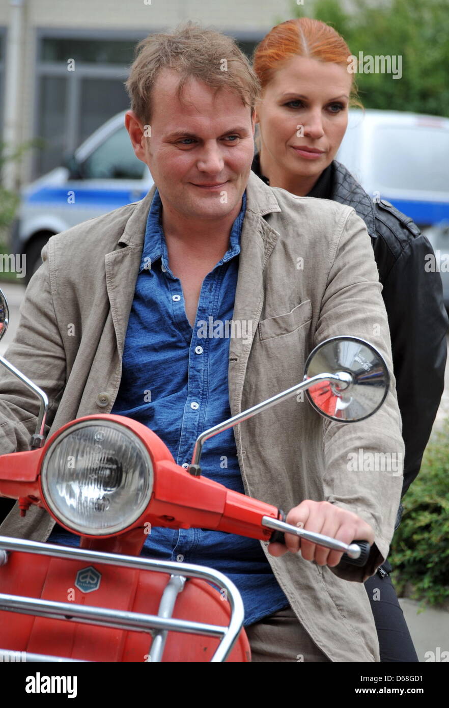 Schauspieler Elisabeth Brueck, als detective chief Superintendent, die Lisa Marx und Devid Striesow als detective chief Superintendent Jens Stellbrink für die Kamera bei einem Fototermin der deutschen TV-Serie Tators in Saarbrücken, 13. Juli 2012 darstellen. Foto: Becker & Bredel Stockfoto
