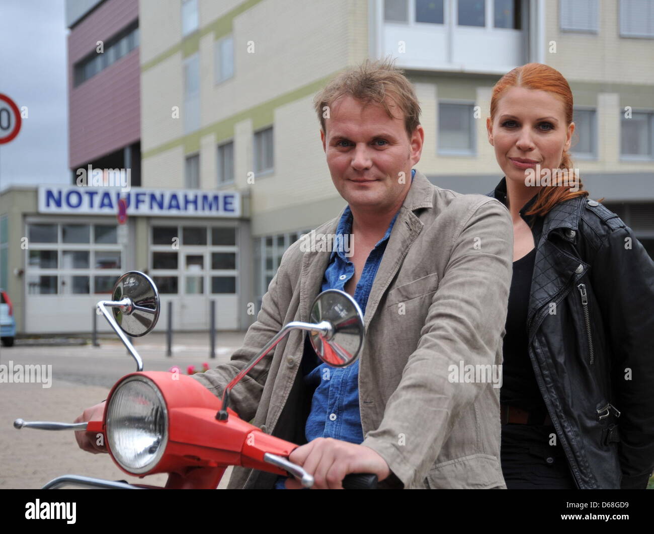Schauspieler Elisabeth Brueck, als detective chief Superintendent, die Lisa Marx und Devid Striesow als detective chief Superintendent Jens Stellbrink für die Kamera bei einem Fototermin der deutschen TV-Serie Tators in Saarbrücken, 13. Juli 2012 darstellen. Foto: Becker & Bredel Stockfoto