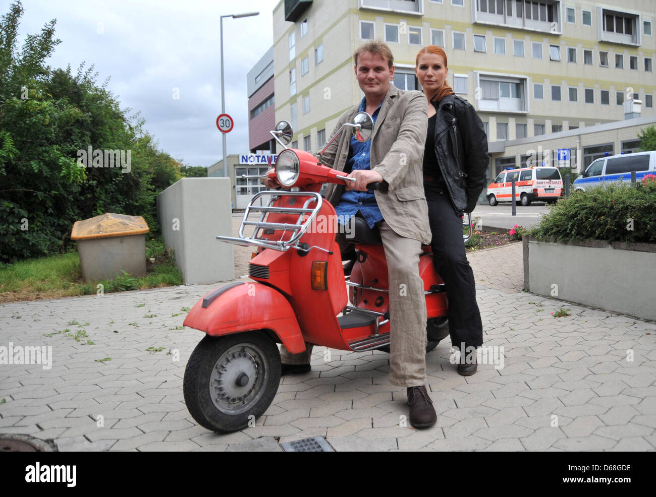 Schauspieler Elisabeth Brueck, als detective chief Superintendent, die Lisa Marx und Devid Striesow als detective chief Superintendent Jens Stellbrink für die Kamera bei einem Fototermin der deutschen TV-Serie Tators in Saarbrücken, 13. Juli 2012 darstellen. Foto: Becker & Bredel Stockfoto