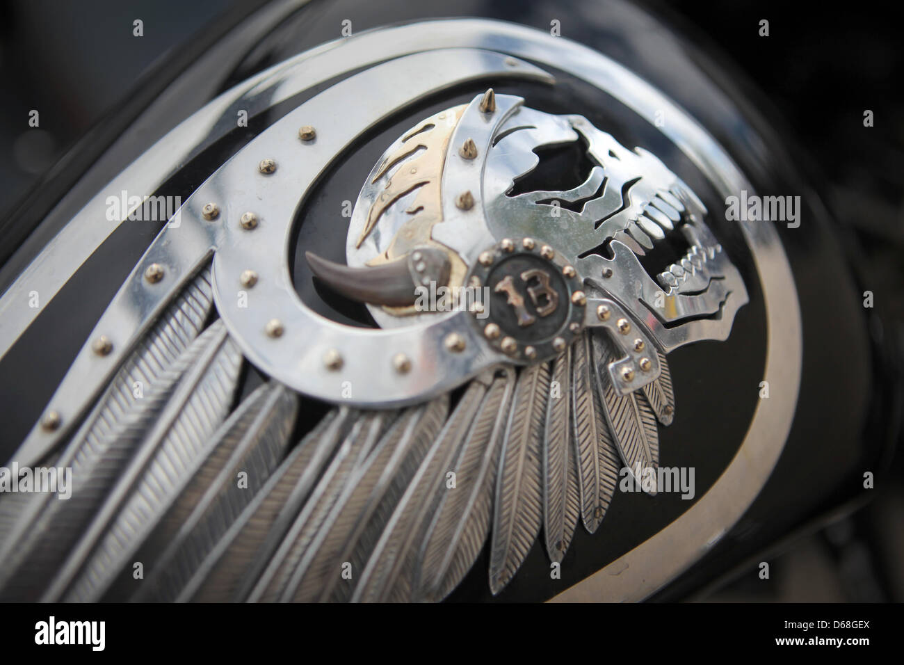 Das Logo des Motorradclubs Hells Angels ist sichtbar auf dem Motorrad einer Person, die Teilnahme an einer Protestaktion in Frankfurt Main, Deutschland, 14. Juli 2012. Rund 300 Mitglieder des Motorrad-Clubs initiierte ein Autokorso durch die Stadt Frankfurt zum protest gegen das Verbot des Motorrad-Clubs. Foto: FREDRIK VON ERICHSEN Stockfoto