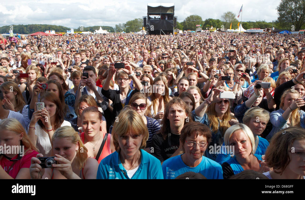 Das Publikum wartet auf die erste Aufführung von Annemarie Eilfeld beim open Air-Konzert "Superstar-OpernAir in Eckernfoerde, Deutschland, 14. Juli 2012. Teilnehmer der verschiedenen Jahreszeiten Deutschlands Idol führen beim Konzert des Musikers Dieter Bohlen moderiert. Foto: Georg Wendt Stockfoto