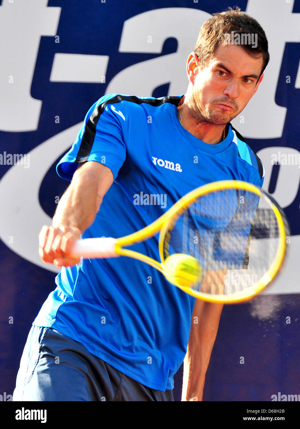 Spaniens Guillermo Garcia-Lopez schlägt den Ball in das Semi-Finale des ATP-Turniers gegen Argentiniens Monaco am Weißenhof in Stuttgart, Deutschland, 14. Juli 2012. Foto: Jan-Philipp Strobel Stockfoto