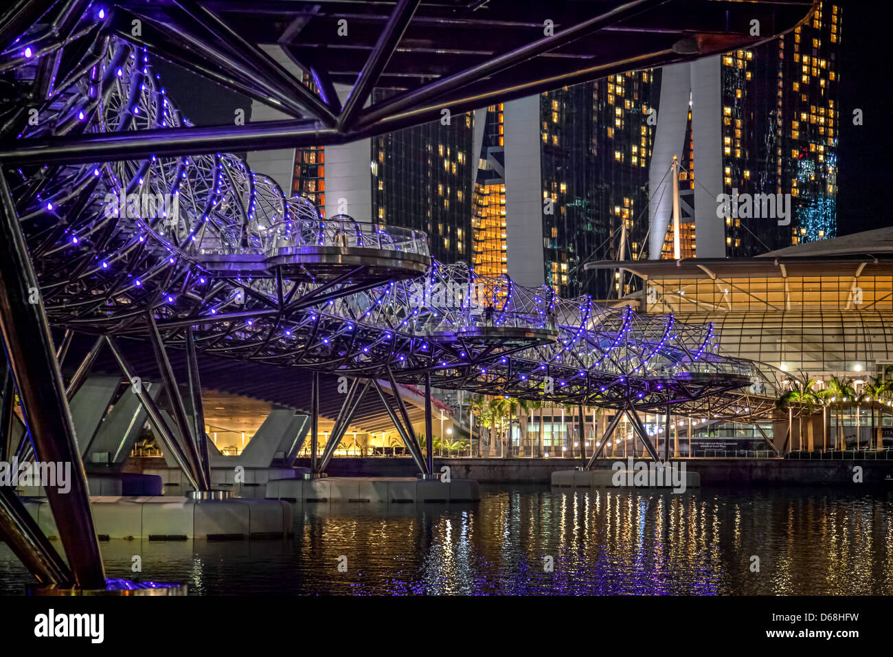 Singapur-DNA inspiriert Helix Brücke nachts beleuchtet Stockfoto