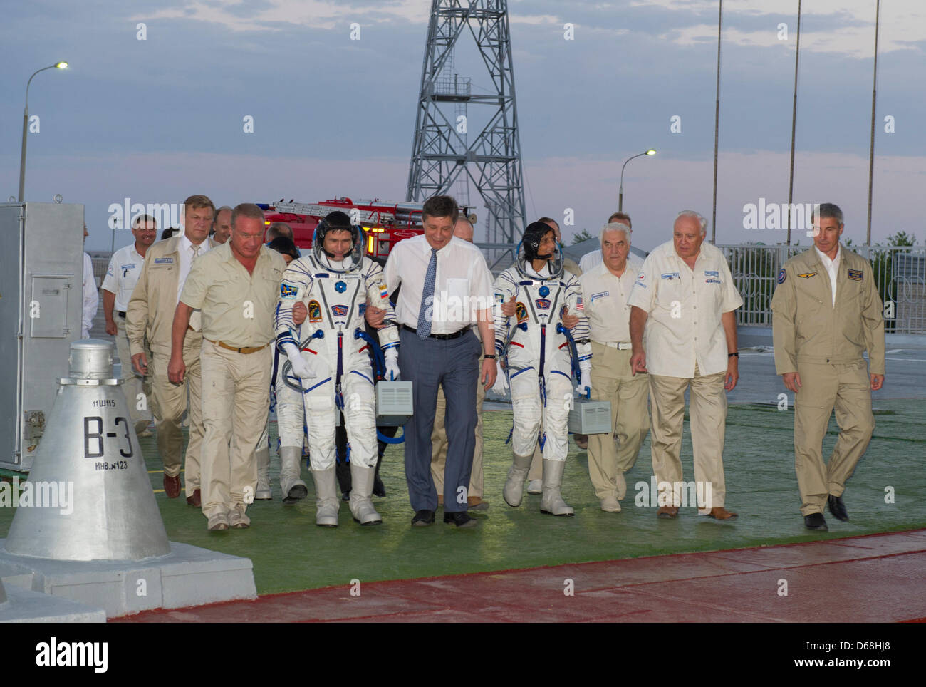 Expedition 32 Sojus Commander Yuri Malenchenko (2 L) und NASA Flight Engineer Sunita Williams werden in der Sojus-Rakete von der Geschäftsleitung ROSCOMOS in Baikonur Kosmodrom in Baikonur, Kasachstan, 15. Juli 2012 begleitet. Die Rakete trägt Expedition 32 Sojus Commander Yuri Malenchenko, NASA Flight Engineer Sunita Williams und JAXA (Japan Aerospace Exploration Agency) Flug En Stockfoto