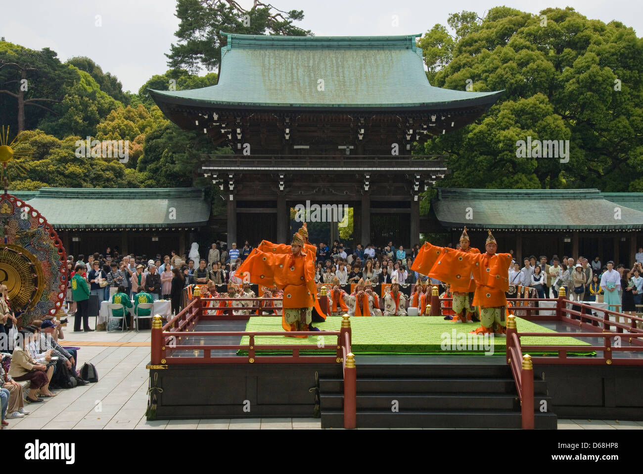 Tänzerinnen im Ritual des Showa, Meiji Jingu, Tokyo, Japan Stockfoto