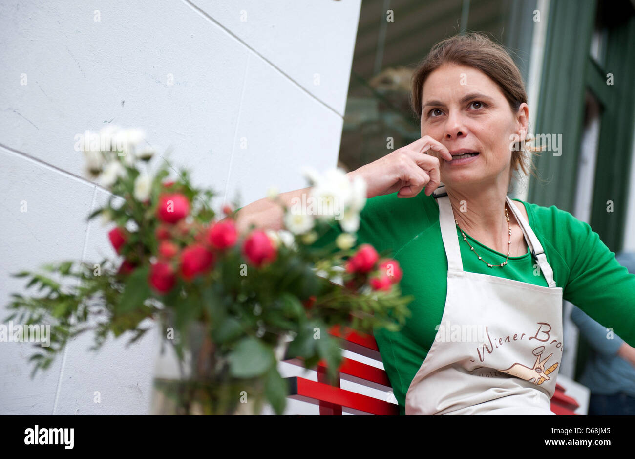 TV-Koch und Restaurantbesitzer Sarah Wiener posiert für Fotos außerhalb ihrer neu eröffneten Bio-Bäckerei in Berlin, Deutschland, 16. Juli 2012. Foto: MAURIZIO GAMBARINI Stockfoto