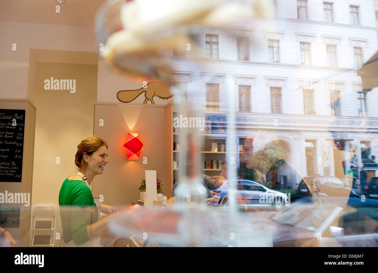 TV-Koch und Restaurantbesitzer Sarah Wiener posiert für Fotos in ihrer neu eröffneten Bio-Bäckerei in Berlin, Deutschland, 16. Juli 2012. Foto: MAURIZIO GAMBARINI Stockfoto