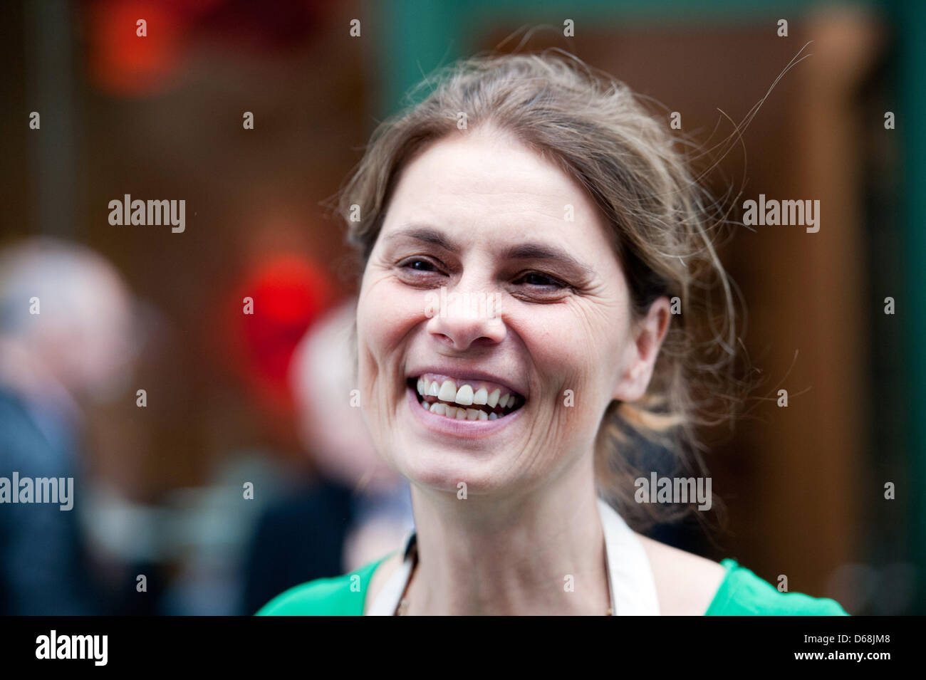 TV-Koch und Restaurantbesitzer Sarah Wiener posiert für Fotos außerhalb ihrer neu eröffneten Bio-Bäckerei in Berlin, Deutschland, 16. Juli 2012. Foto: MAURIZIO GAMBARINI Stockfoto