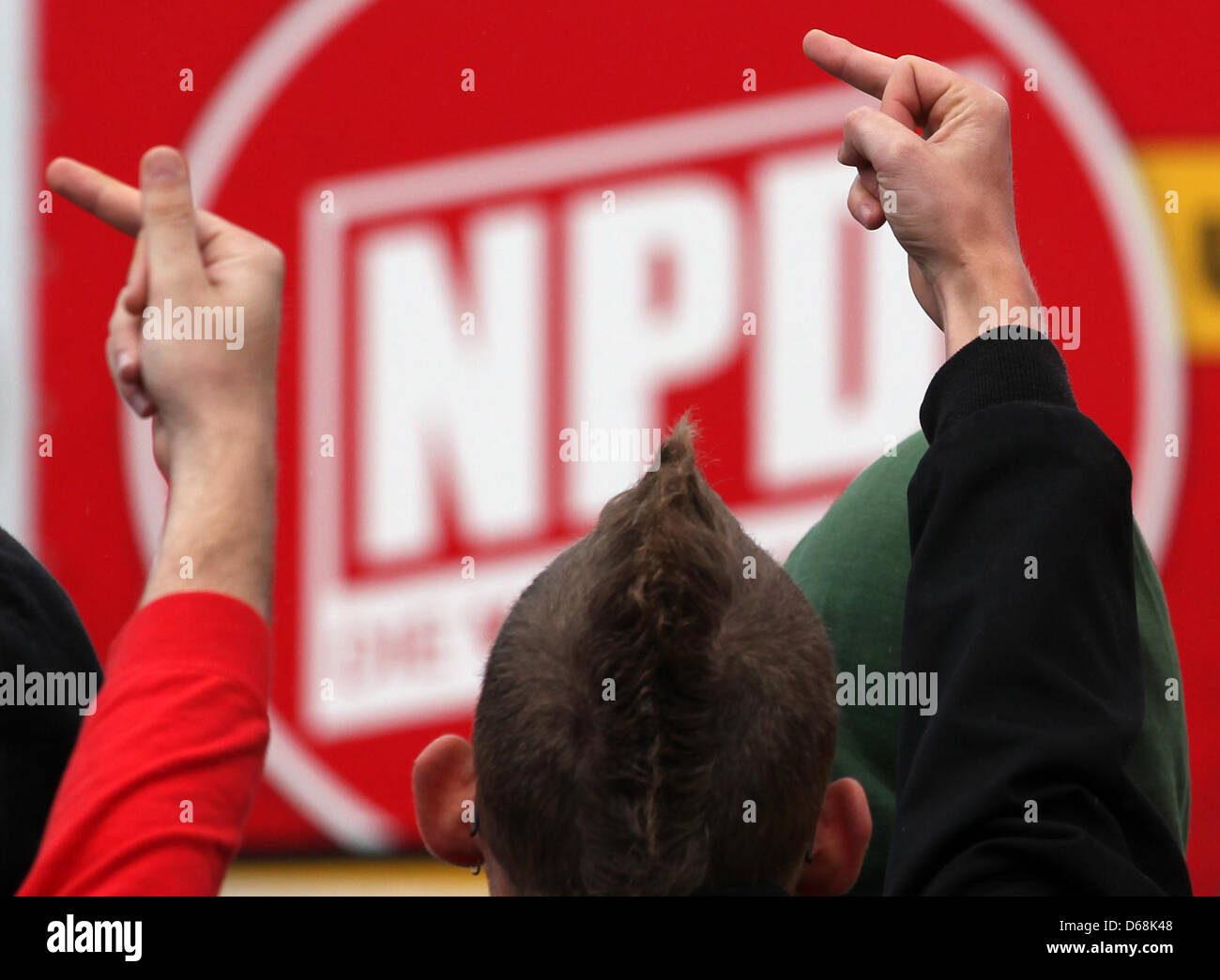 Demonstranten protestieren gegen eine Veranstaltung von die nationale demokratische Partei von Deutschland (NPD) statt anlässlich der NPD "der Deutschland-Tour" in Rostock, Deutschland, 17. Juli 2012. Foto: Bernd Wuestneck Stockfoto