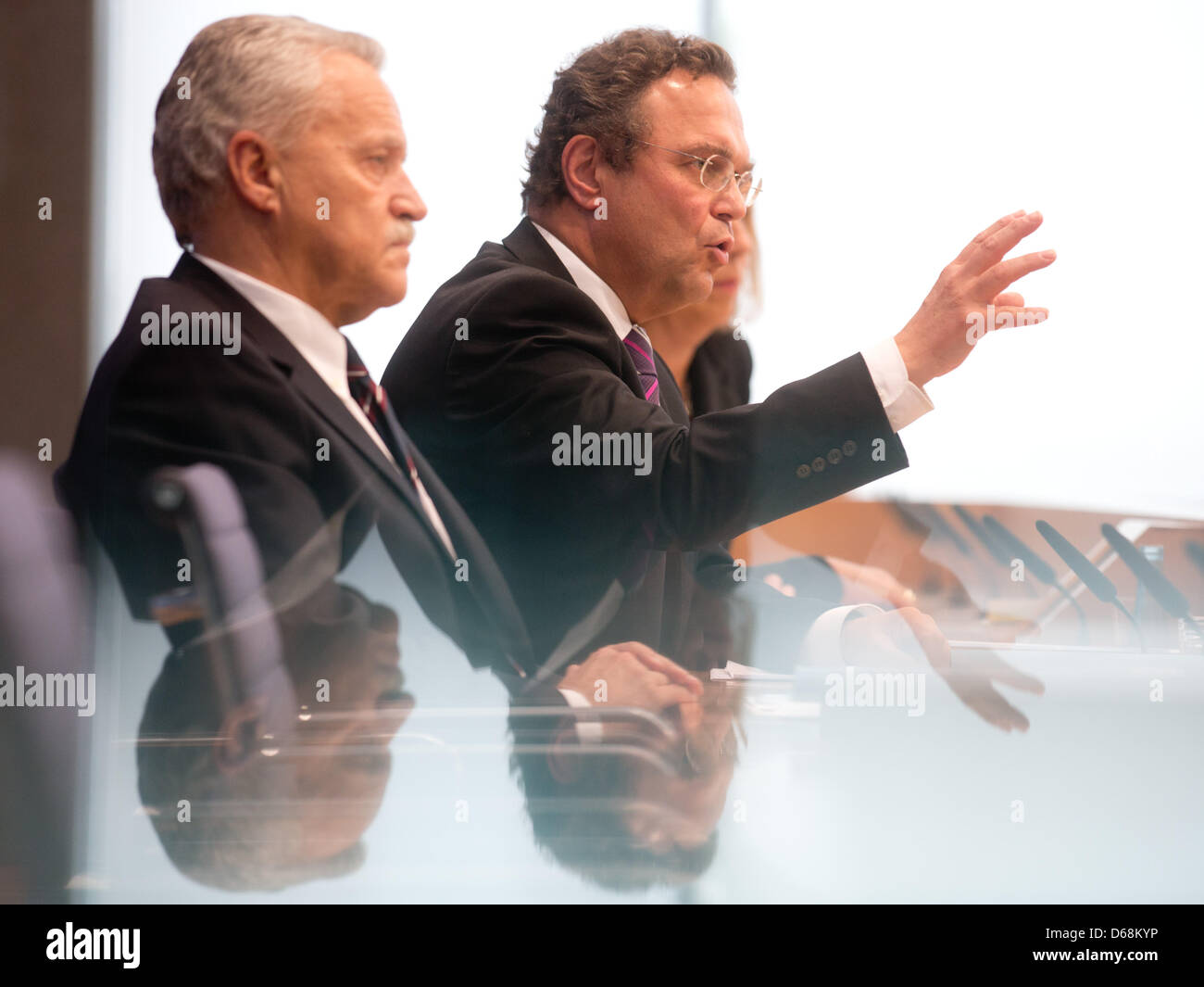 Bundesminister des inneren Hans-Peter Friedrich (CSU, R) und Präsident des Amtes für den Schutz der Verfassung Heinz Fromm präsentieren im Bericht von 2001 über den Schutz der Verfassung in Berlin, Deutschland, 18. Juli 2012. Foto: KAY NIETFELD Stockfoto