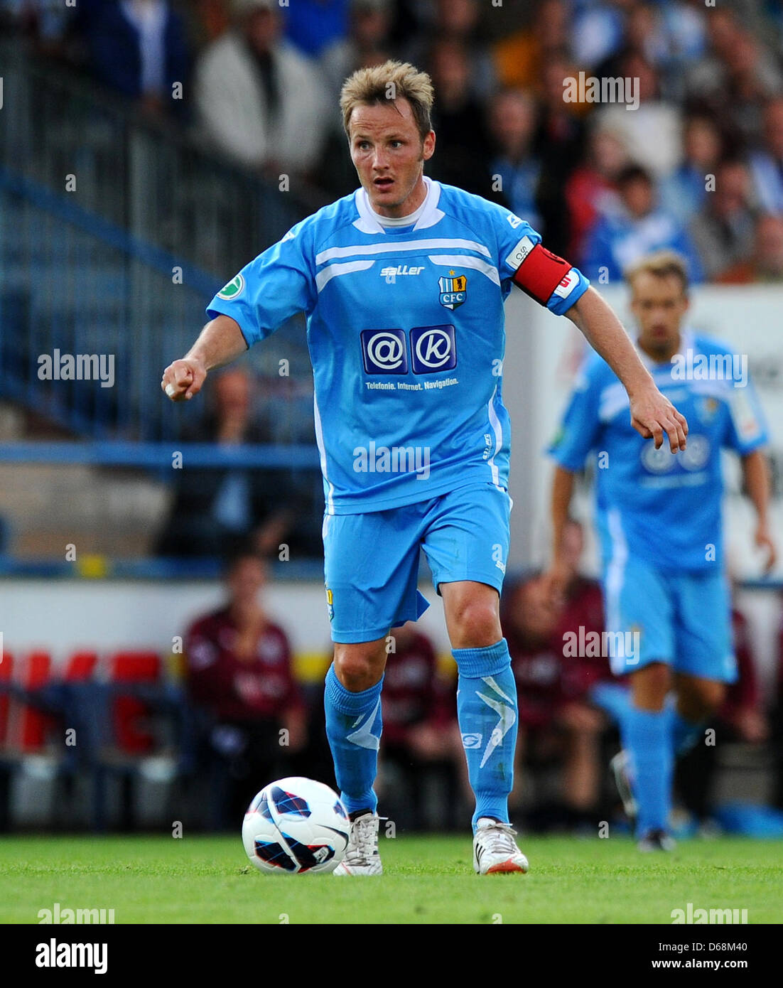 Chemnitzer Carsten Straesser spielt den Ball bei einem Testspiel zwischen dem Chemnitzer FC und Newcastle United im Stadion in Gellerstrasse in Chemnitz, Deutschland, 13. Juli 2012. Foto: Thomas Eisenhuth Stockfoto