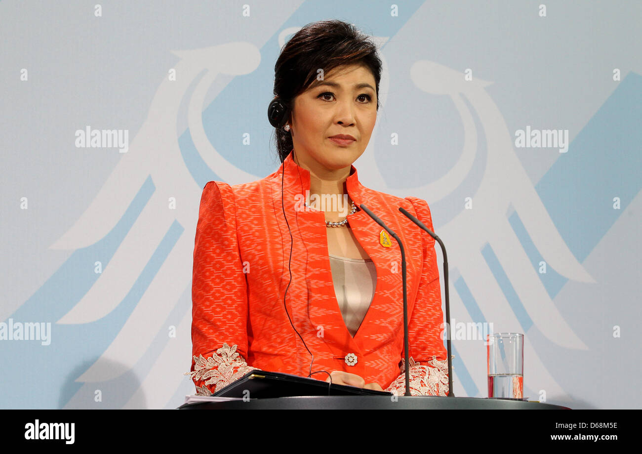 Thailändische Premierminister Yingluck Shinawatra gibt eine Pressekonferenz im Bundeskanzleramt in Berlin, Deutschland, 18. Juli 2012. Der Gast aus Thailand werden in Deutschland für mehrere Tage. Foto: WOLFGANG KUMM Stockfoto