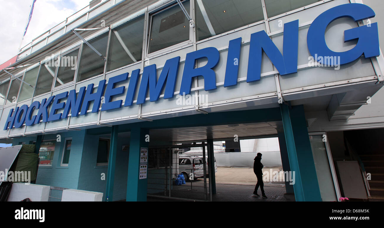 Ein Mann steht vor dem Eingang zur Boxengasse auf die Rennstrecke Hockenheimring in Hockenheim, Deutschland, 18. Juli 2012. Die Formel 1 Grand Prix von Deutschland stattfinden am 22. Juli 2012. Foto: Jens Buettner Dpa/Lsw +++(c) Dpa - Bildfunk +++ Stockfoto