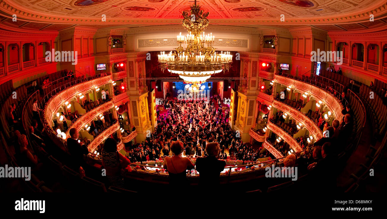 (Dpa-Datei) - ein Datei-Bild datiert 14. Januar 2011 zeigt Gäste des sechsten SemperOpernballs tanzenden am Opernhaus Semperoper in Dresden, Deutschland. Die SemperOpernballs 2013, das am 1. Februar 2013 stattfindet ist schon fast ausverkauft: nur 100 Tickets sind noch verfügbar. Foto: Arno Burgi Stockfoto