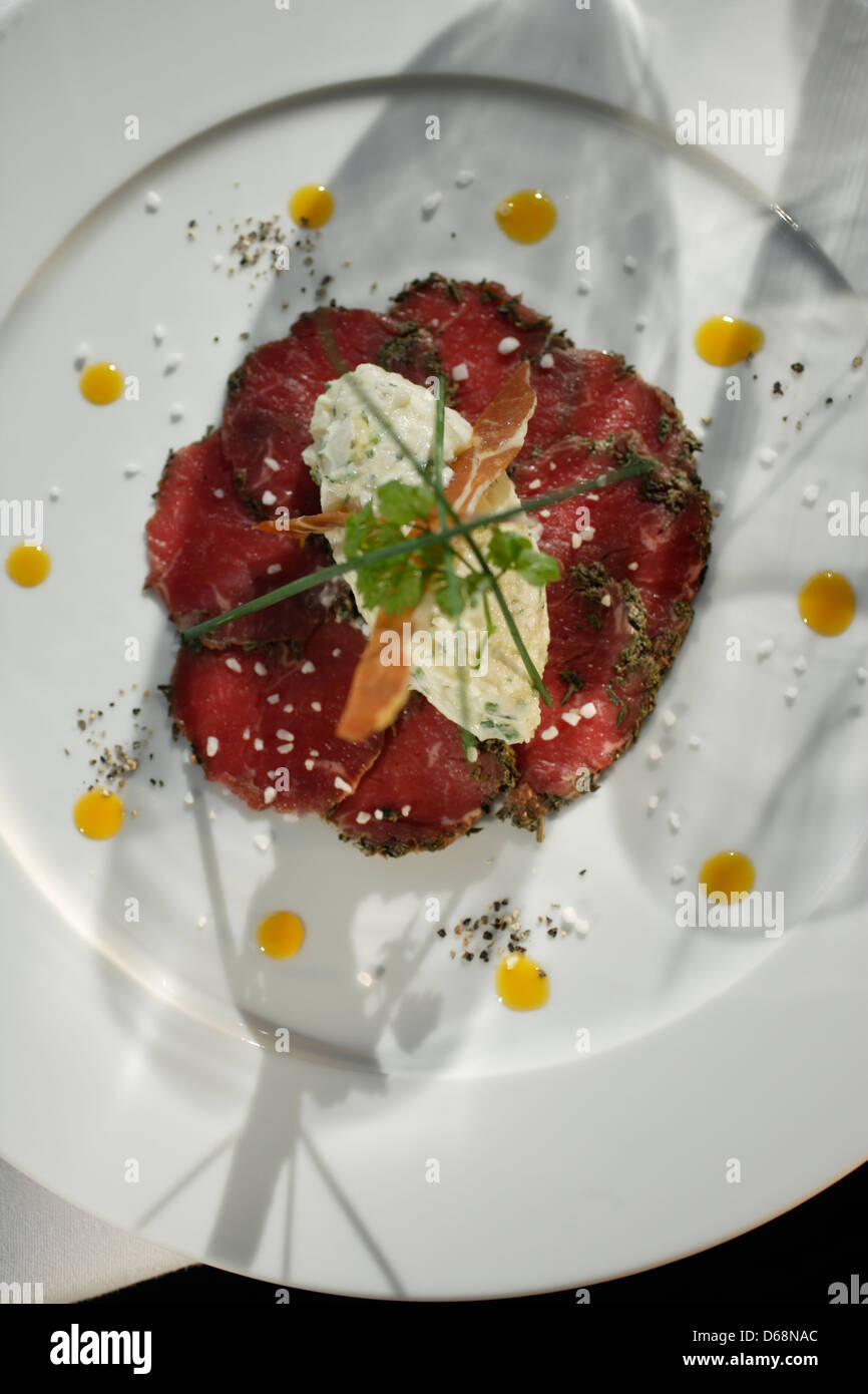 Rindercarpaccio mit Meerrettich-Soße &amp; Orange-Coulis auf einem weißen ...
