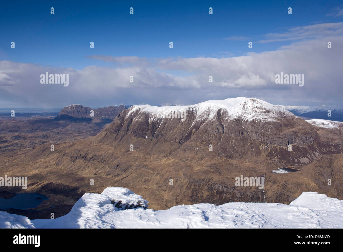 Blick von der Spitze der Cul Beag Blickrichtung Cul Mor mit Suilven im Hintergrund. Stockfoto