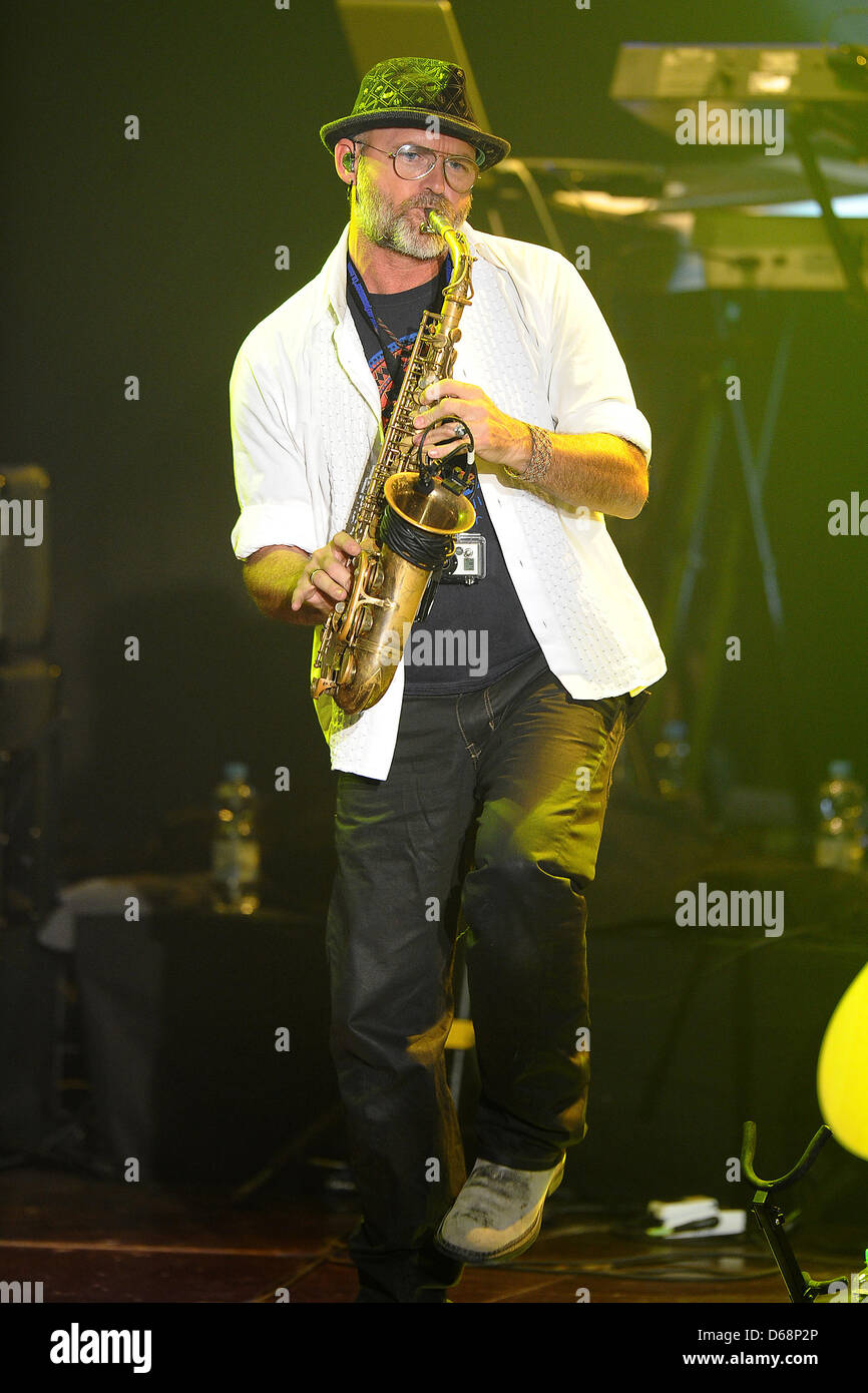 Saxophonist Todd Cooper führt auf der Bühne während The Alan Parsons Live Project Tour 2012 im Circus Krone in München, 19. Juli 2012. Foto: Revierfoto Stockfoto