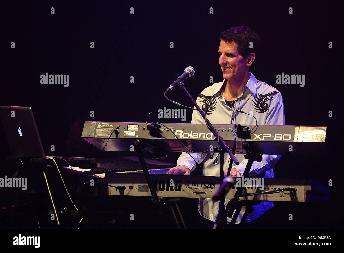 Keyboarder Tom Brooks führt auf der Bühne während The Alan Parsons Live Project Tour 2012 im Circus Krone in München, 19. Juli 2012. Foto: Revierfoto Stockfoto