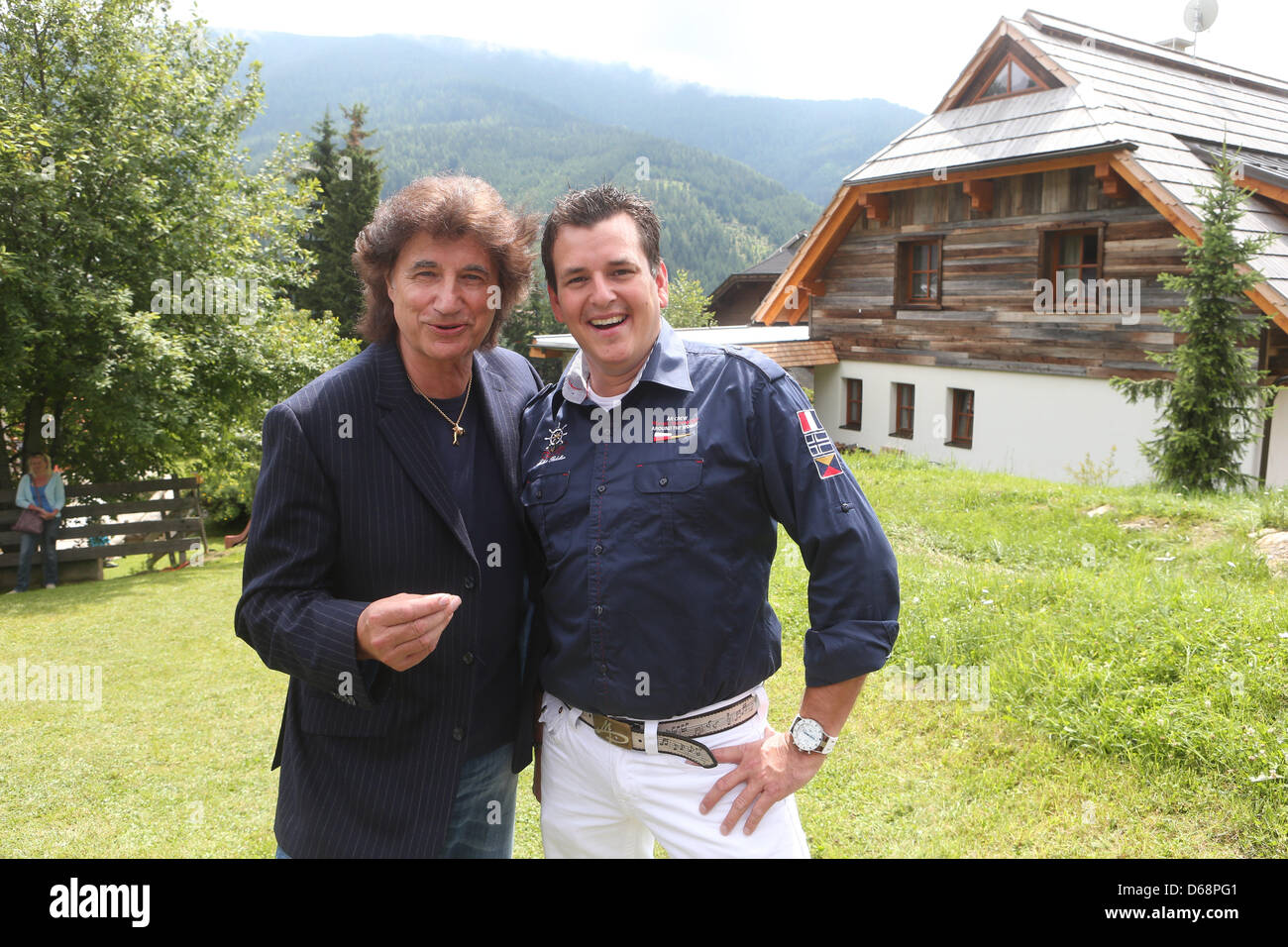 Deutscher Sänger Olaf Malolepski (L) und österreichische Musiker Marc Pircher stellt einen Tag, bevor der Sommer Open-Air Konzert "Wenn Die Musi Spielt" (wenn die Musik spielt) in Bad Kleinkirchheim, Deutschland, 20. Juli 2012. Foto: Bodo Schackow Stockfoto