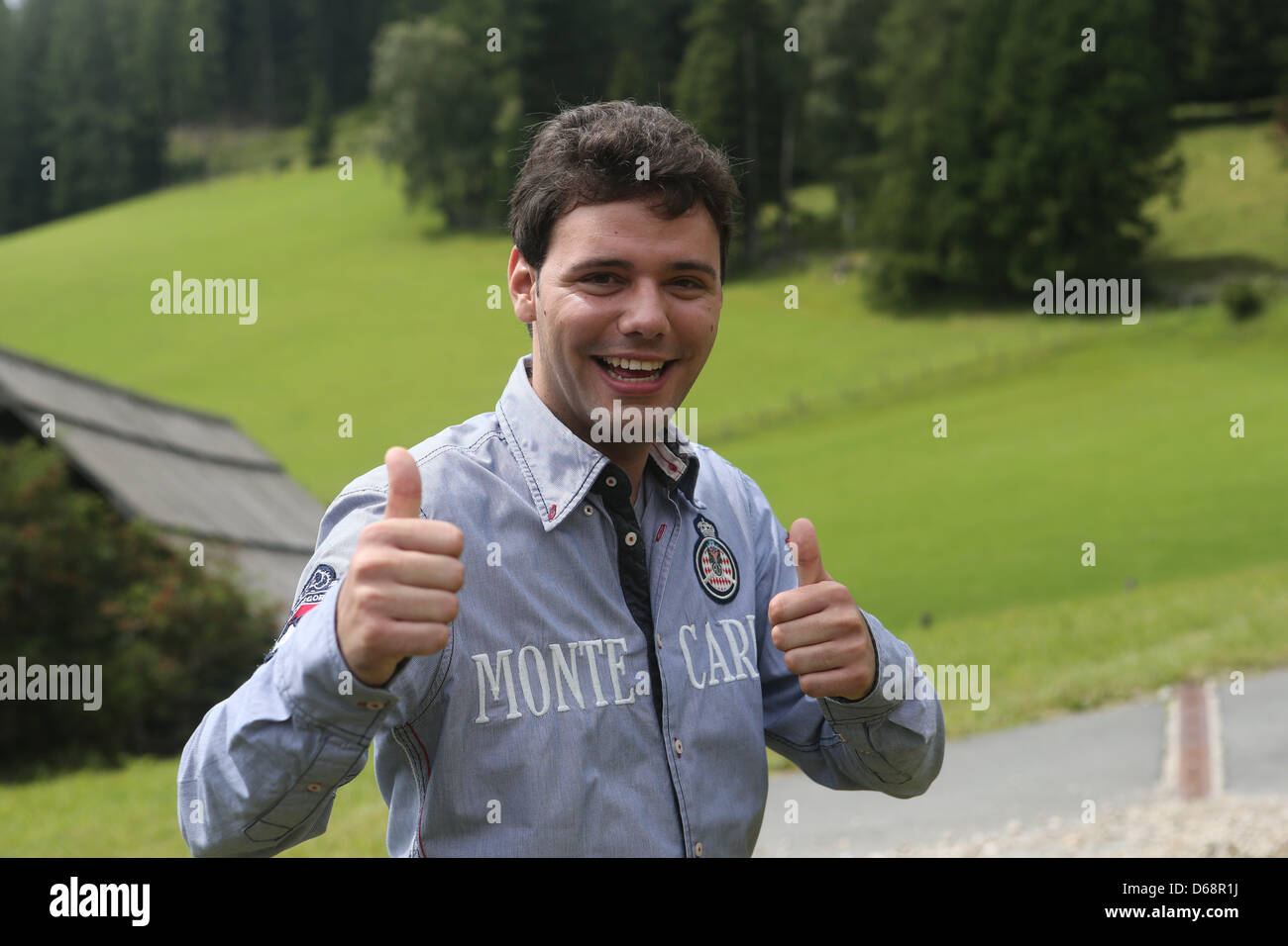 Der gebürtige Schweizer Sänger Pascal Silva stellt einen Tag, bevor der Sommer Open-Air Konzert "Wenn Die Musi Spielt" (wenn die Musik spielt) in Bad Kleinkirchheim, Deutschland, 20. Juli 2012. Foto: Bodo Schackow Stockfoto