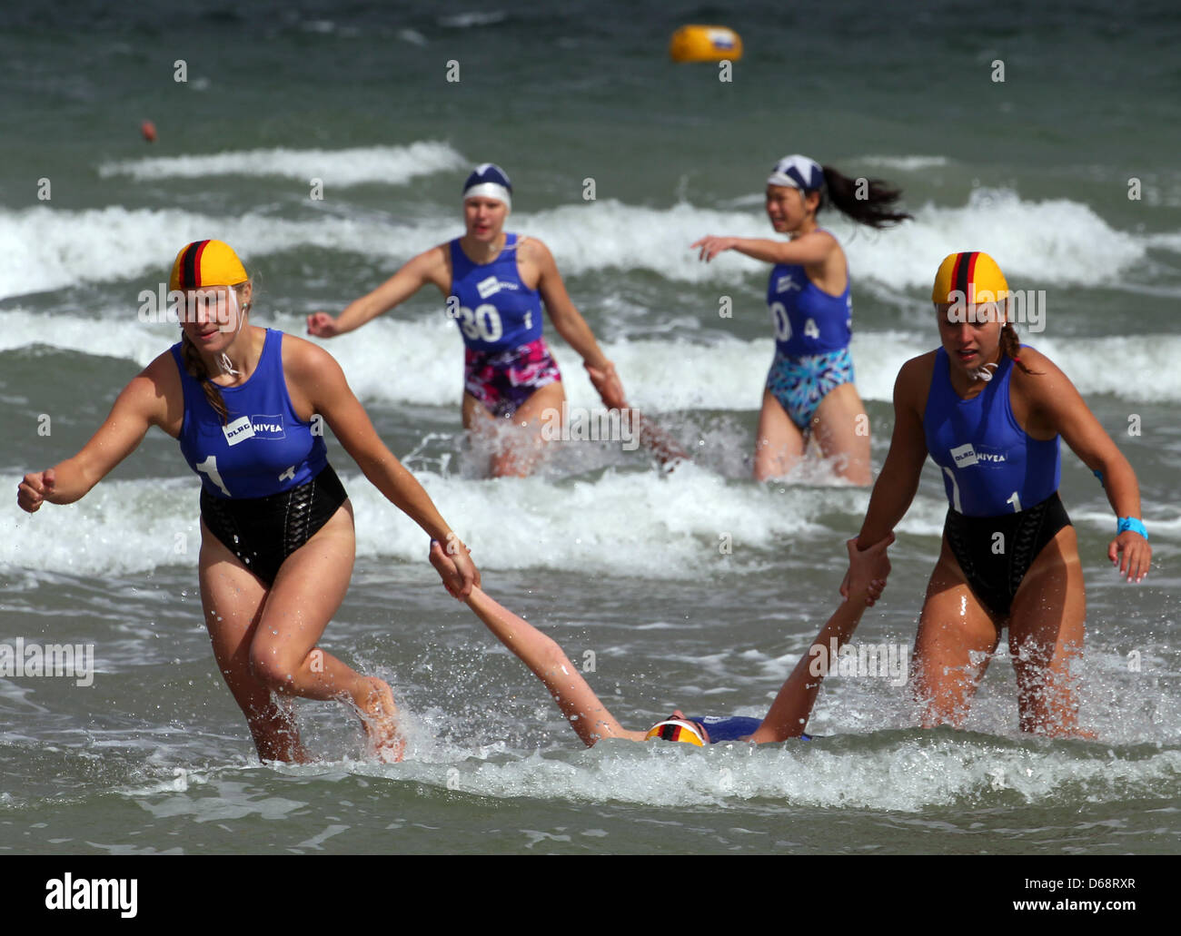 Rettungsschwimmer antreten in der Tube Rescue Ereignis, ein Relais mit vier Rettungsschwimmern pro Team bei der 16. internationalen DLRG Rettungsschwimmer Sport Cup in Rostock, Deutschland, 21. Juli 2012. Die deutschen Lifeguard Association (DLRG) hat zwei Tage der Wettbewerbe für 470 Athleten aus neun Nationen organisiert. Foto: Bernd Wuestneck Stockfoto