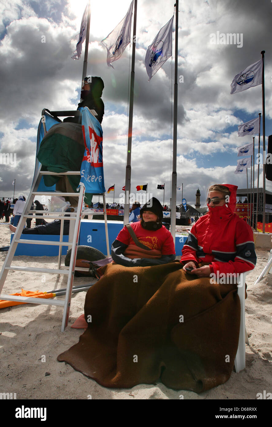 Rettungsschwimmer versuchen, bei der 16. internationalen DLRG Rettungsschwimmer Sport Cup in Rostock, Deutschland, 21. Juli 2012 warmzuhalten. Die deutschen Lifeguard Association (DLRG) hat zwei Tage der Wettbewerbe für 470 Athleten aus neun Nationen organisiert. Foto: Bernd Wuestneck Stockfoto