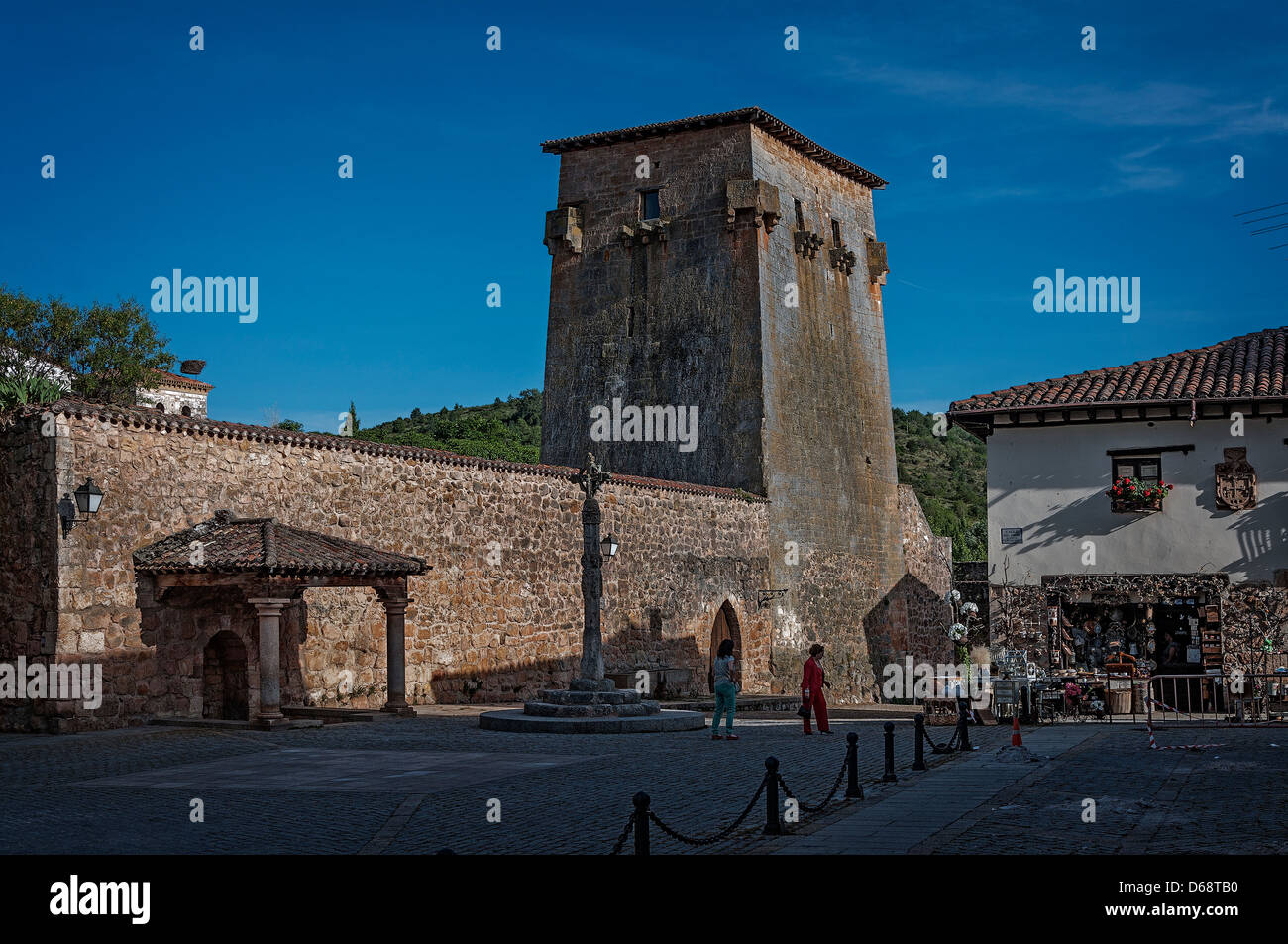 Turm von Doña Urraca, Dorf von Covarrubias, Burgos, Castilla y León, Spanien, Europa Stockfoto