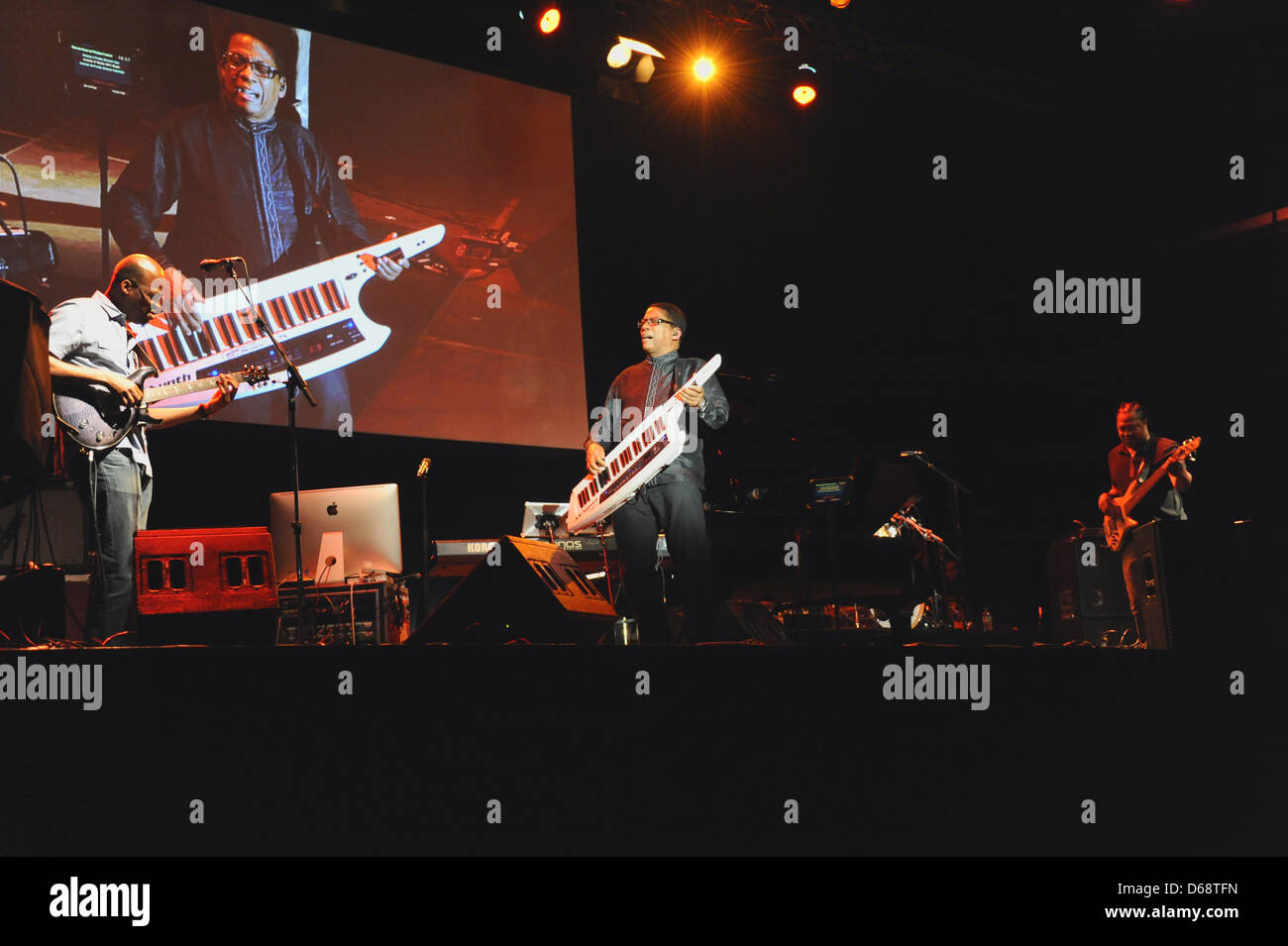 Herbie Hancock (C) führt auf dem Jazz-Baltica-Festival in Niendorf, Deutschland, 1. Juli 2012. Foto: Lutz Knauth Stockfoto