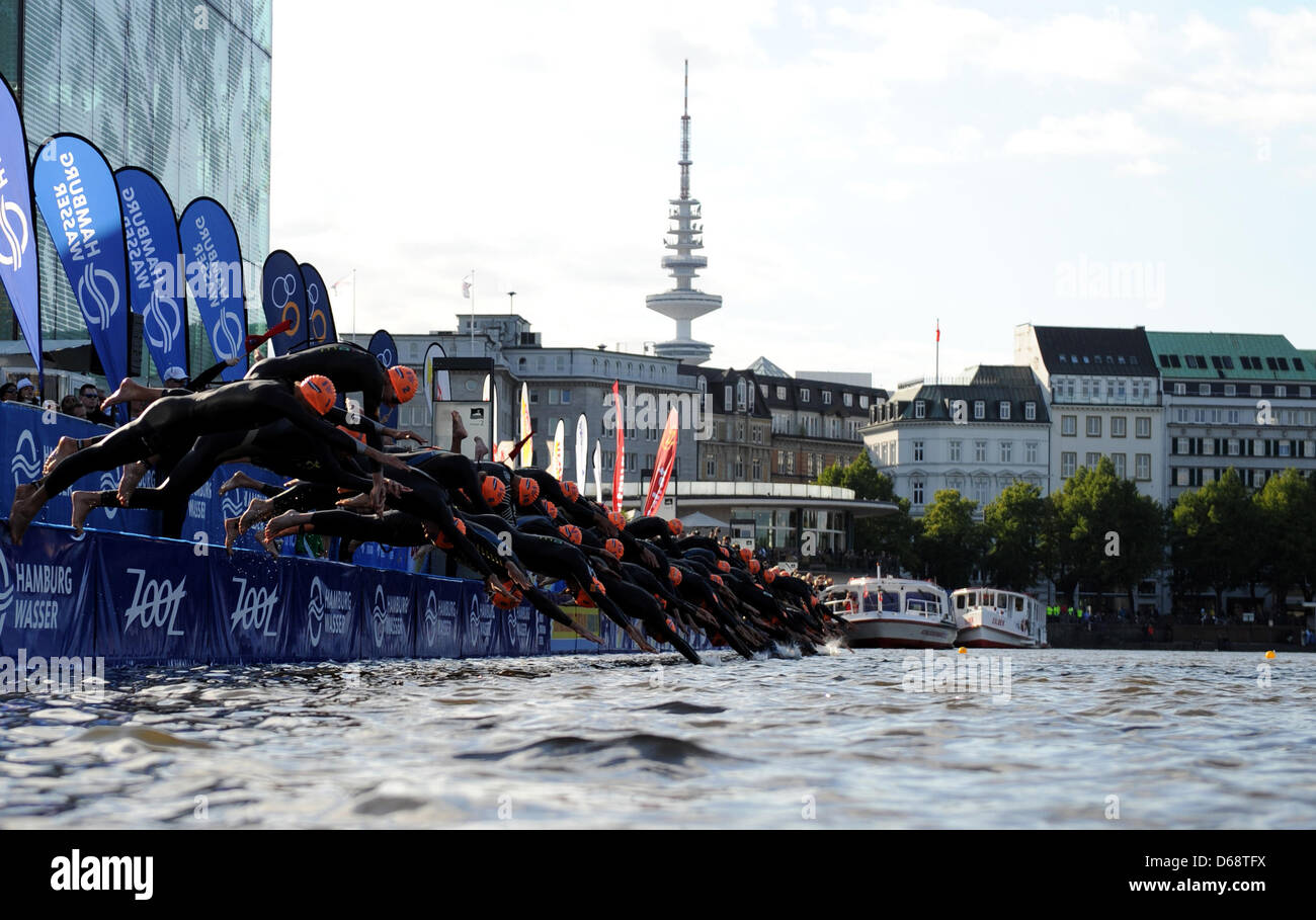 Die Teilnehmer von der Männern Dextro Energy Triathlon ITU World Championship Sprung in den inneren Alster See zu Beginn des Triathlon in Hamburg, Deutschland, 21. Juli 2012. Foto: Daniel Reinhardt Stockfoto