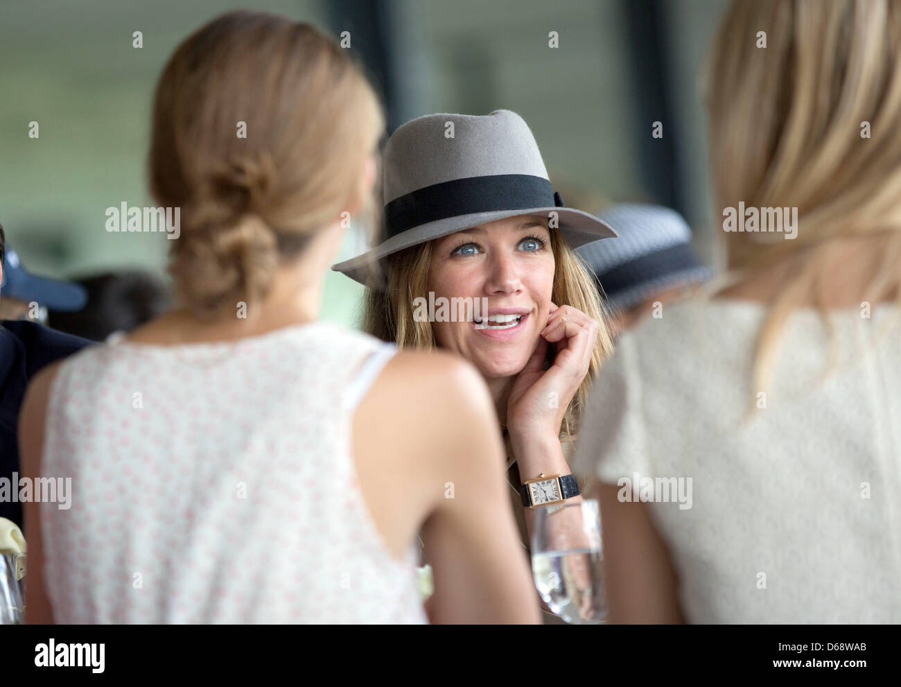 Schauspielerin Alexandra Neldel besucht der Grosser Preis von Berlin (eine Gruppe 1 flache Pferderennen) an der Rennstrecke in Berlin-Hoppegarten, Deutschland, 22. Juli 2012. Foto: Jörg Carstensen Stockfoto