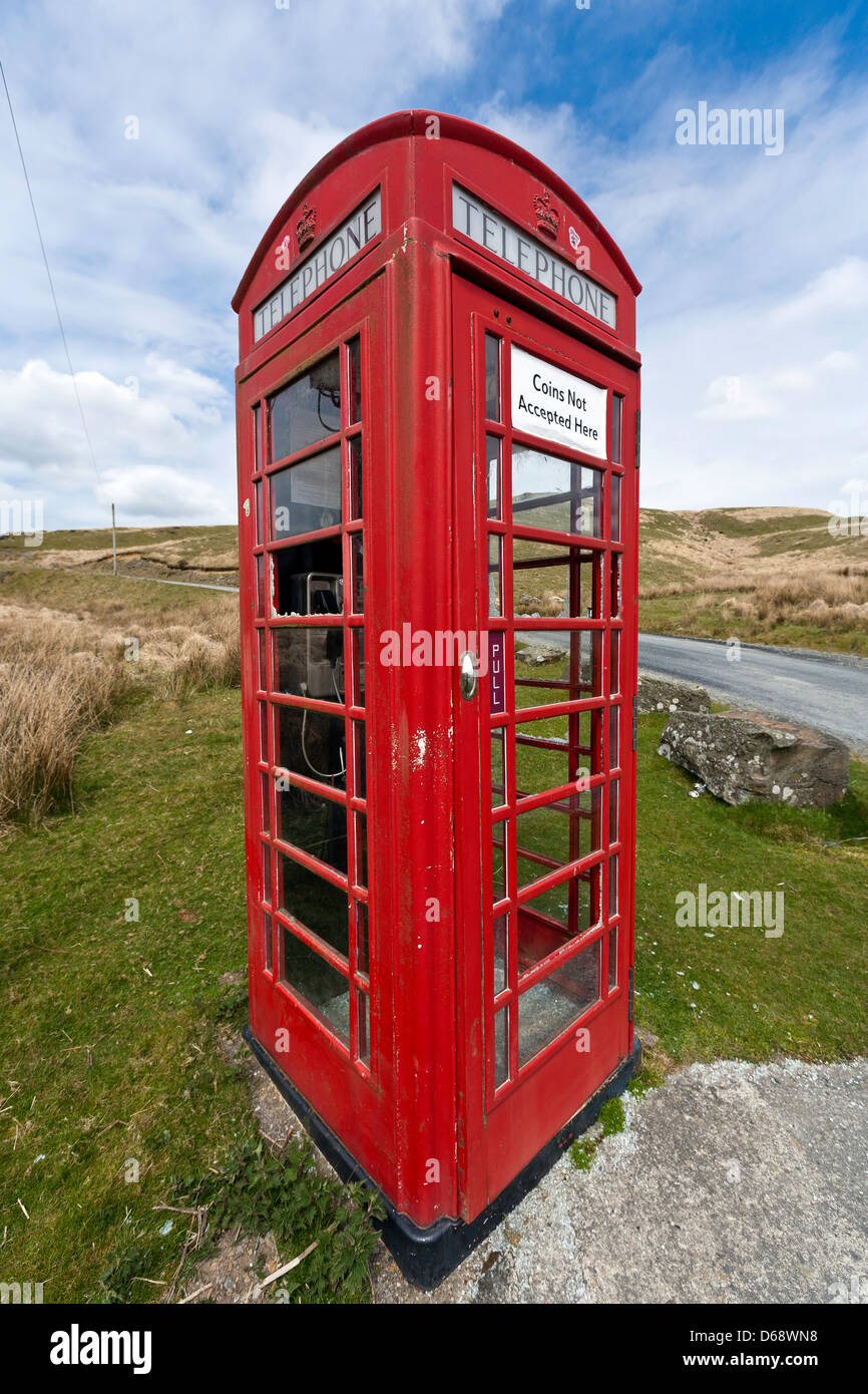 Fernbedienung verwüstet K6 rote Telefonzelle in der Nähe von Tregarron, Powys, Mitte Wales Stockfoto