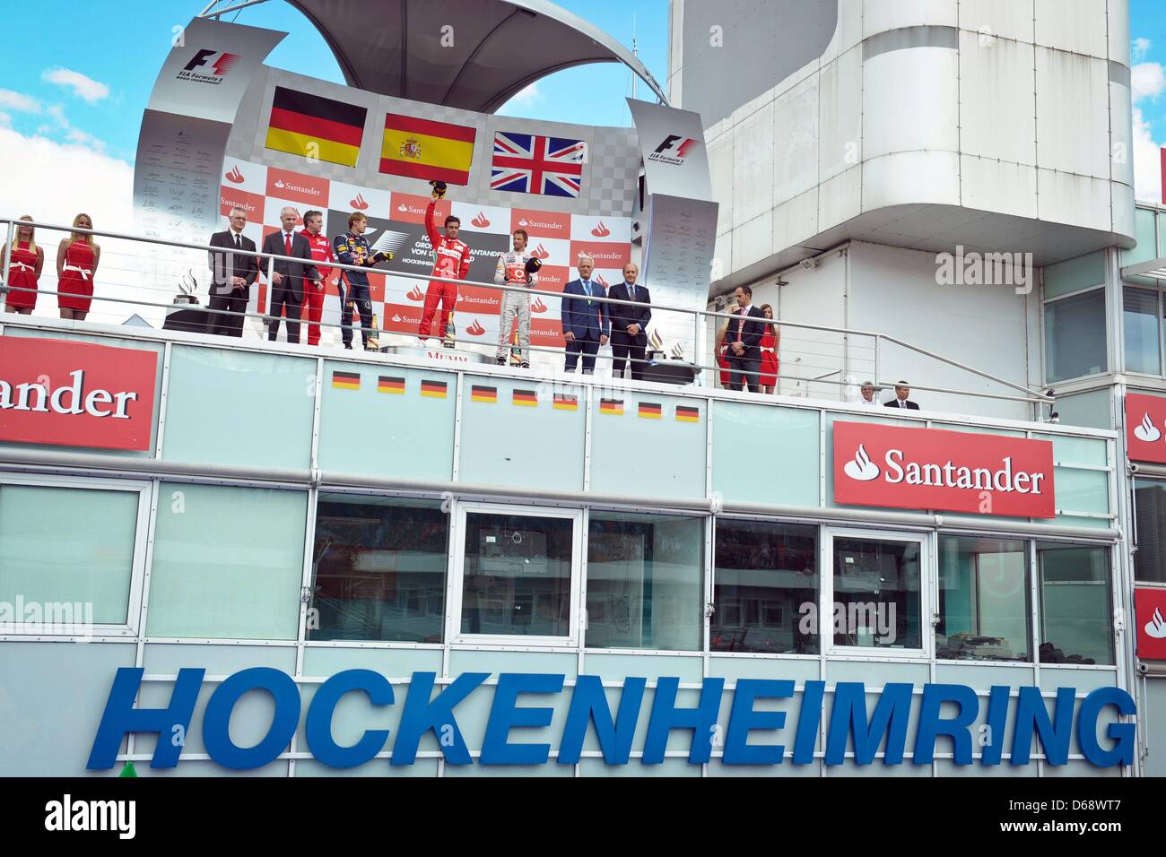 Rennen Gewinner spanische Formel1-Fahrer Fernando Alonso Ferrari, Zweitplatzierter deutschen Sebastian Vettel (L) von Red Bull und dritte platzierte Briten Jenson Button McLaren Mercedes feiern auf dem Podium der Formel 1 Grand Prix von Deutschland auf der Rennstrecke Hockenheimring in Hockenheim, Deutschland, 22. Juli 2012. Foto: David Ebener Stockfoto