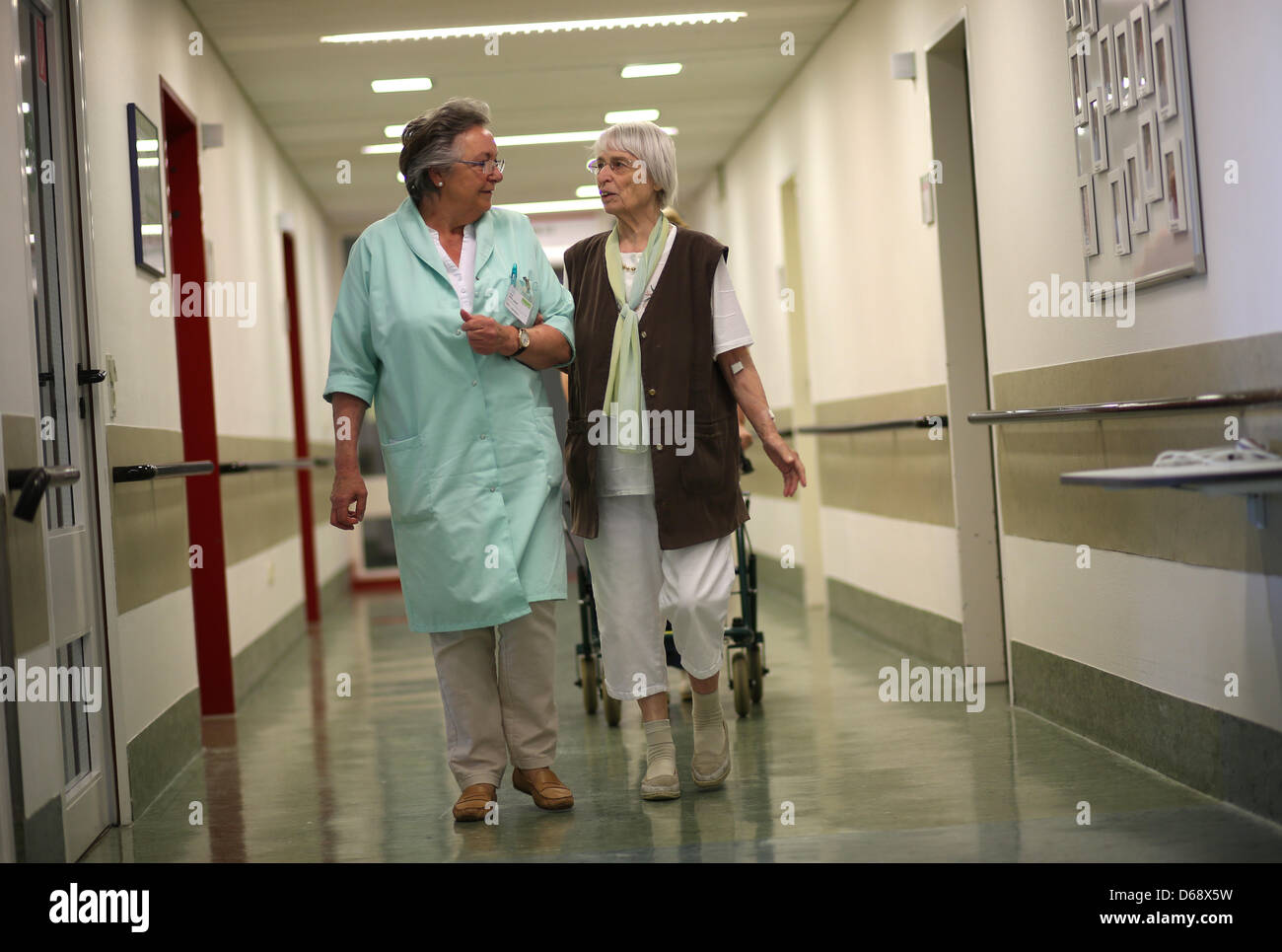 Heike Jakobi die freiwillige Lotsendienste für kranke unterstützt Helga Berger (R) im Albertinen House in Hamburg, Deutschland, 20. Juli 2012. Das Albertinen House ist eine Klinik für Geriatrie und Gerontologie bietet ein Lotsendienst für kranke Menschen auf Leistugnen Basis die von Heike Jakobi gerichtet ist. Foto: Christian Charisius Stockfoto