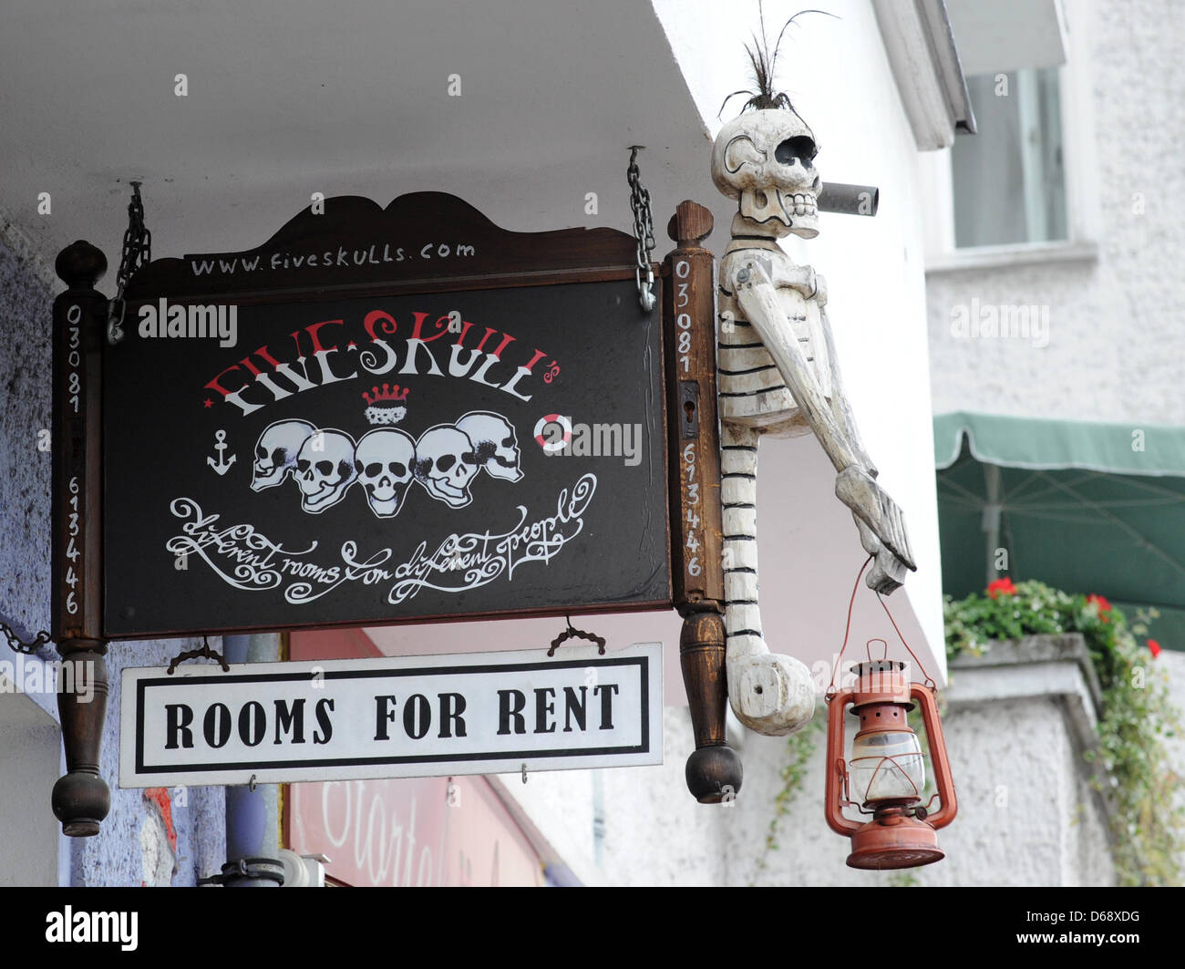 Ein Conspicuuous Schild mit Schädel und Skelett wirbt die Ferienwohnung "Fünf Schädel" in der Revaler Straße in Berlin-Friedrichshain, 18. Juli 2012. Foto: Jens Kalaene Stockfoto