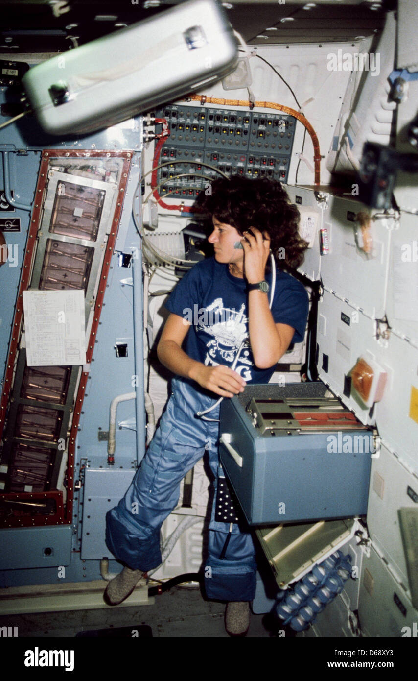 Astronaut Sally K. Ride, STS-7 Missionsspezialisten, kommuniziert mit Bodenkontrolleure aus dem mittleren Deck von der Erdumlaufbahn Space Shuttle Challenger während der Mission STS-7 an einem unbekannten Ort 21. Juni 1983. Sie hat eine große Schließfächer nur während der Operation eröffnet und Überwachung der kontinuierlichen Flow-Elektrophorese-System (CFE) experimentieren am linken Rand. Dieses Foto Stockfoto