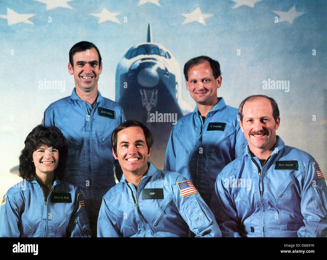 Dr. Sally Ride, links, posiert mit ihrem STS-7 Kameraden Dr. Sally Ride, Commander Bob Crippen, Pilot Frederick Hauck (FRONT L-R) und John Fabian, Norm Thagard (hinten L-R) in Houston, USA, 21. Juni 1983. Neben Start Amerikas erste weibliche Astronauten, war es auch die erste Mission mit einer fünfköpfigen Besatzung. Foto: NASA über CNP Stockfoto