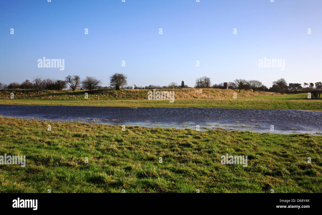 Ein Blick auf Erdarbeiten der römischen Stadt von Venta Icenorum bei Caistor St Edmund, Norfolk, England, Vereinigtes Königreich. Stockfoto